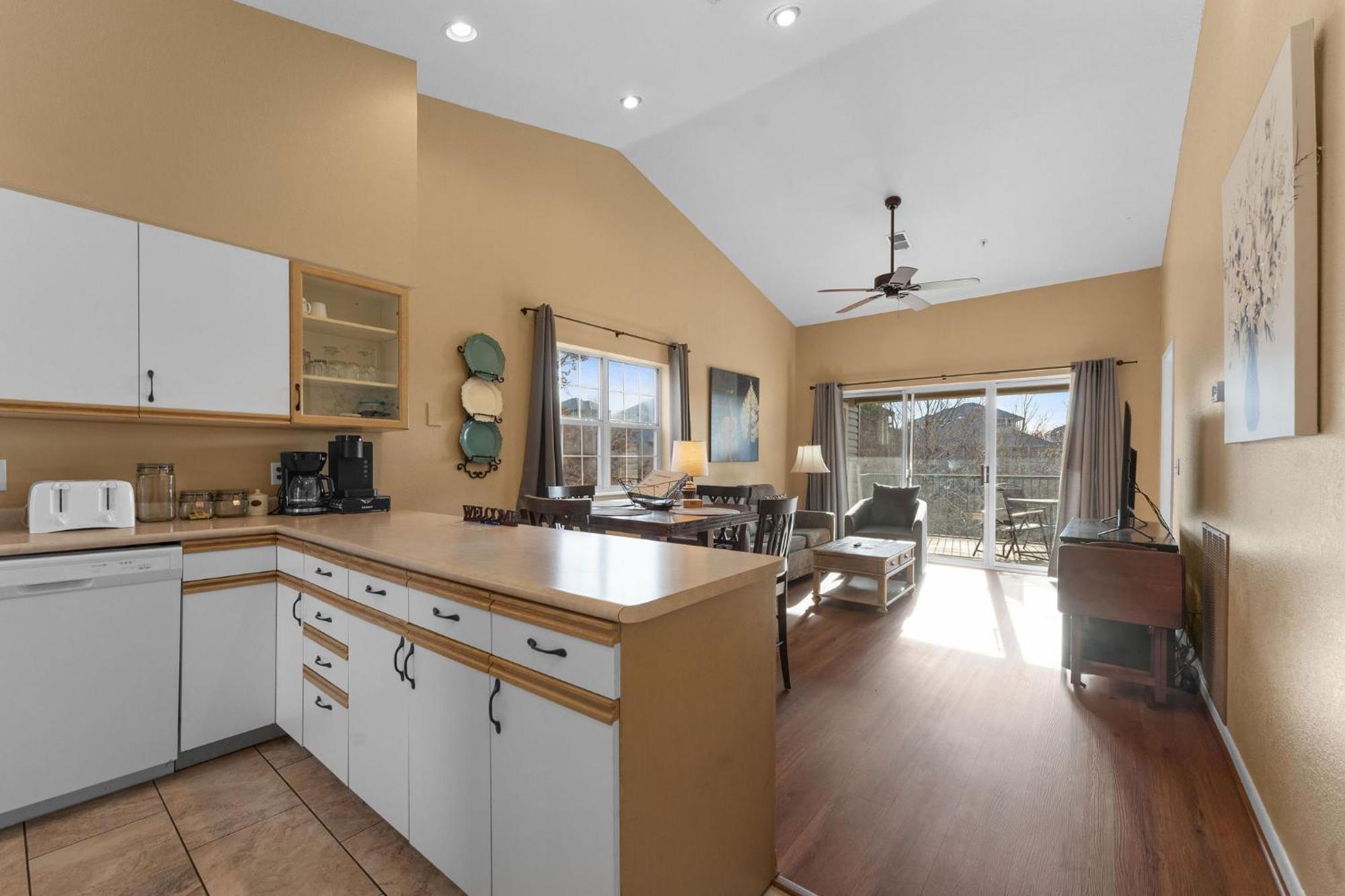 Cozy Top Floor 2Br Condo With View And Amenities!! Брэнсон Экстерьер фото