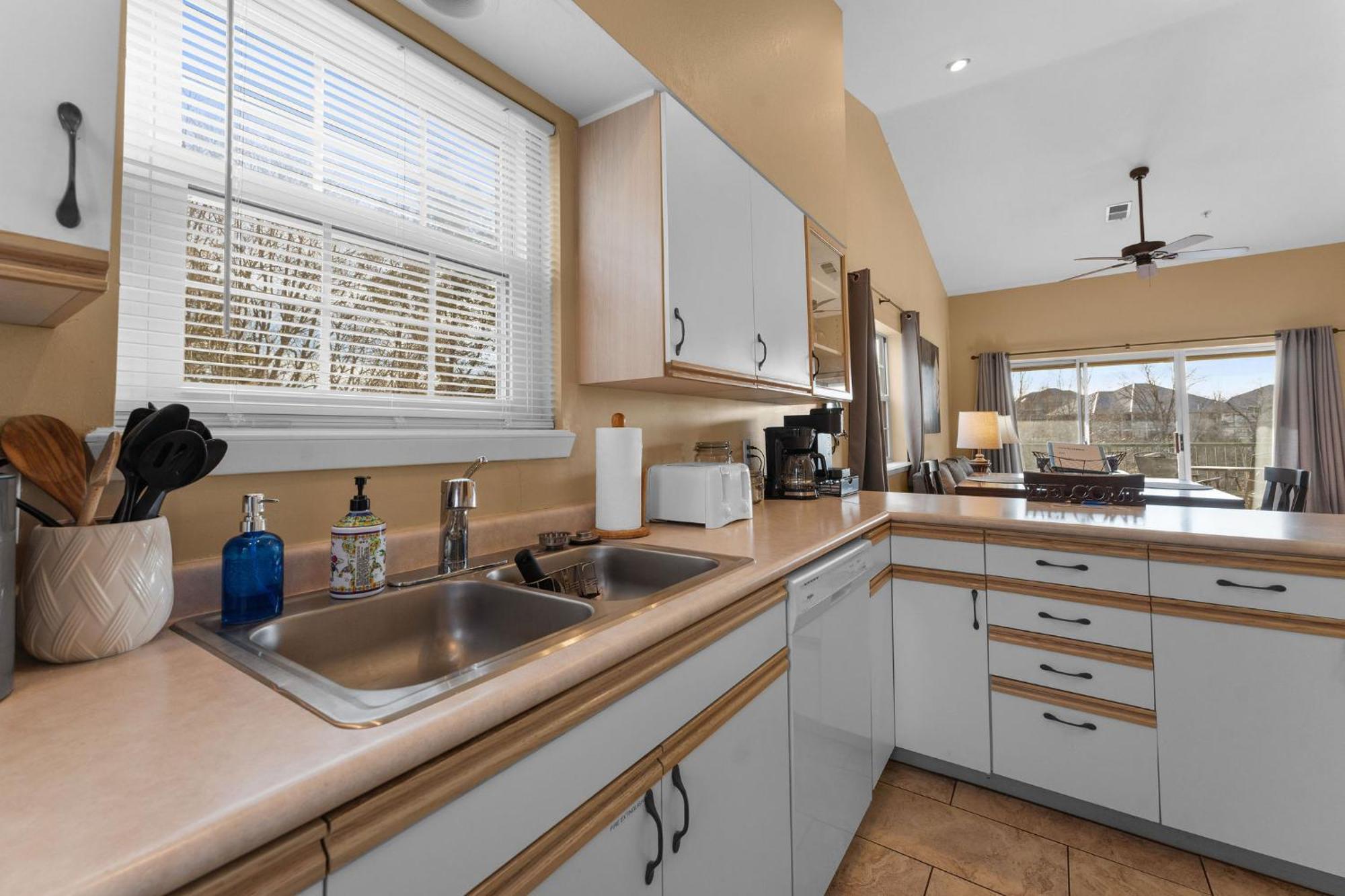 Cozy Top Floor 2Br Condo With View And Amenities!! Брэнсон Экстерьер фото